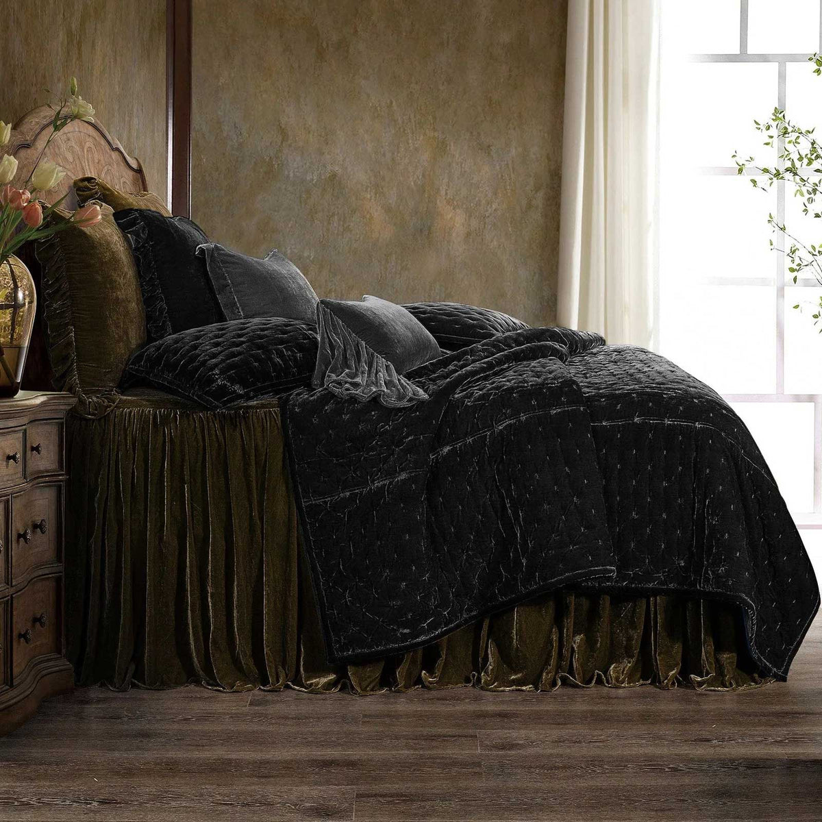 Stella velvet quilt in black
