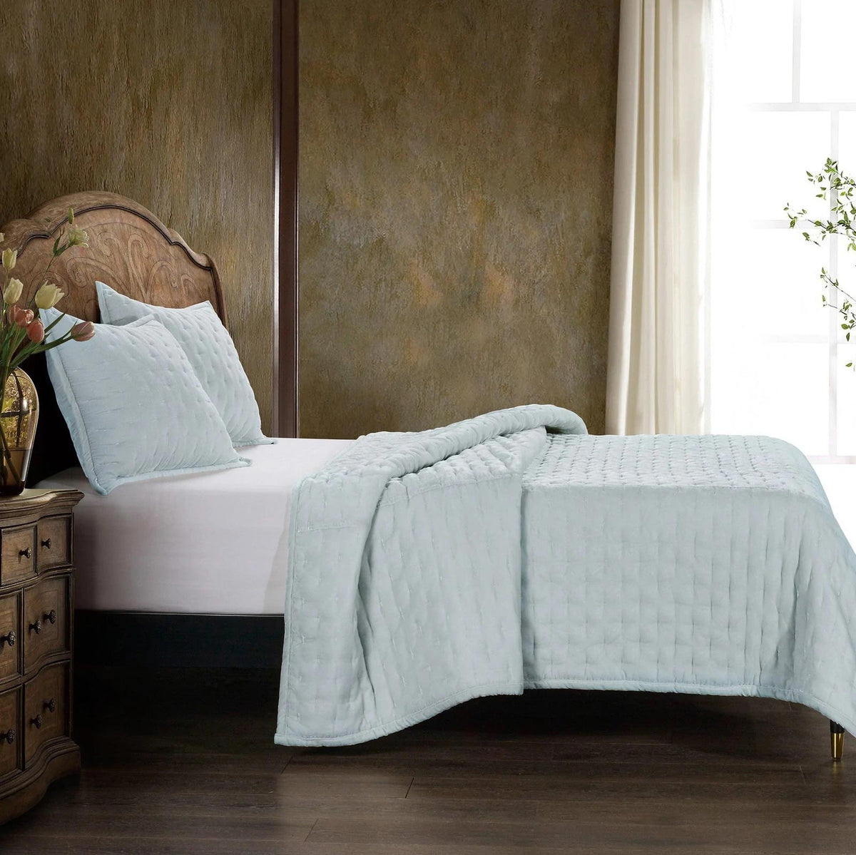 Stella velvet quilt in icy blue