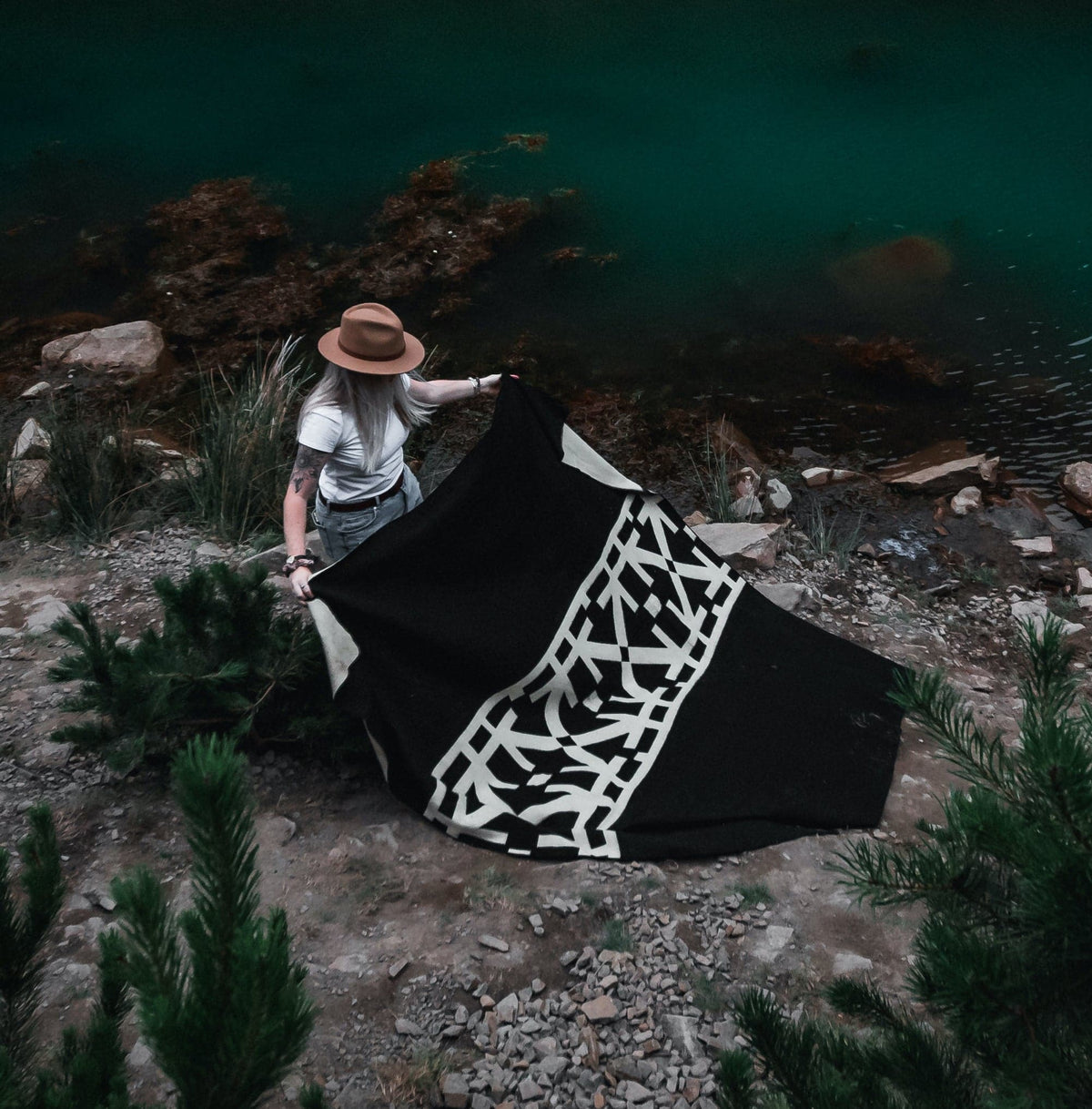 Destino Blanket - Natural / Black